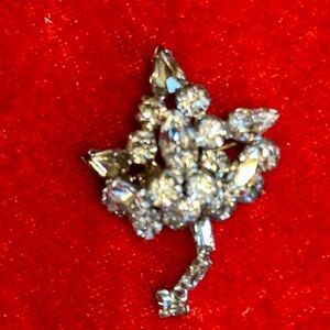 Vintage Beautiful Rhinestone Clover Brooch. Pin to your favorite outfit.